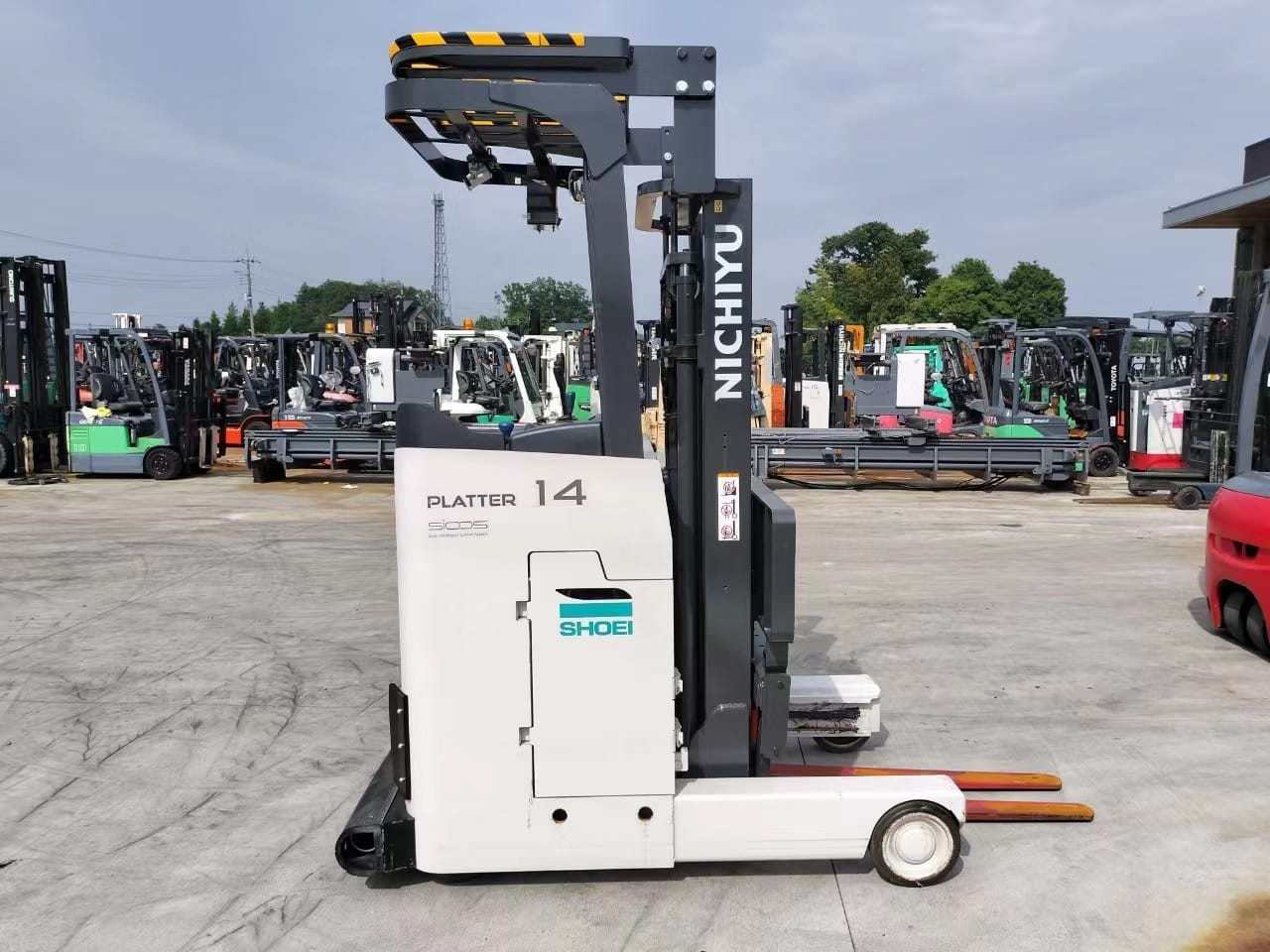Hình ảnh quay ngang của xe
