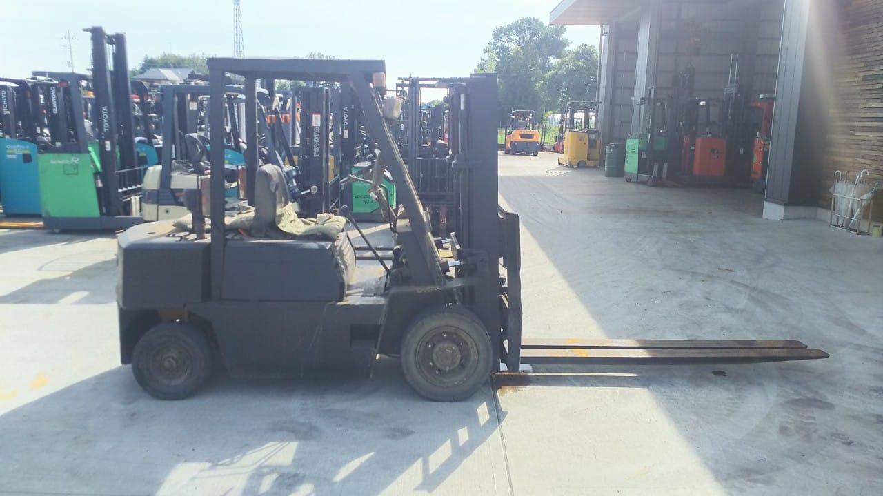 Xe nâng dầu 2,5 tấn Komatsu FD25-10