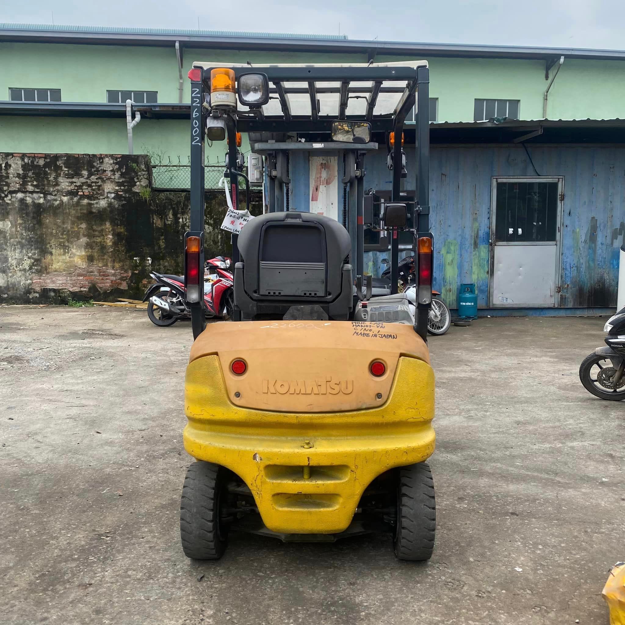 Hình ảnh phía sau xe nâng điện cũ Komatsu
