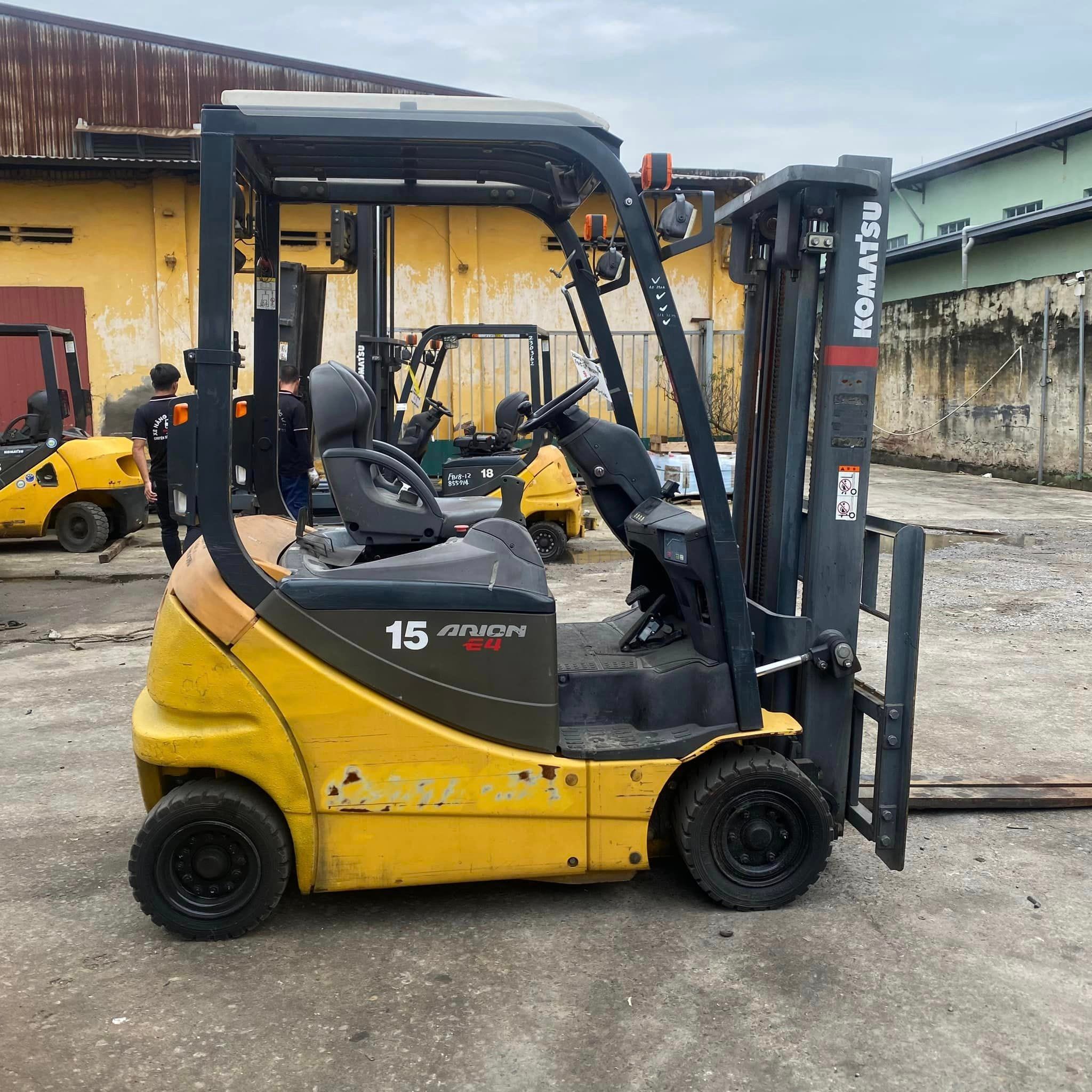 Xe nâng điện ngồi lái Komatsu cũ 2013