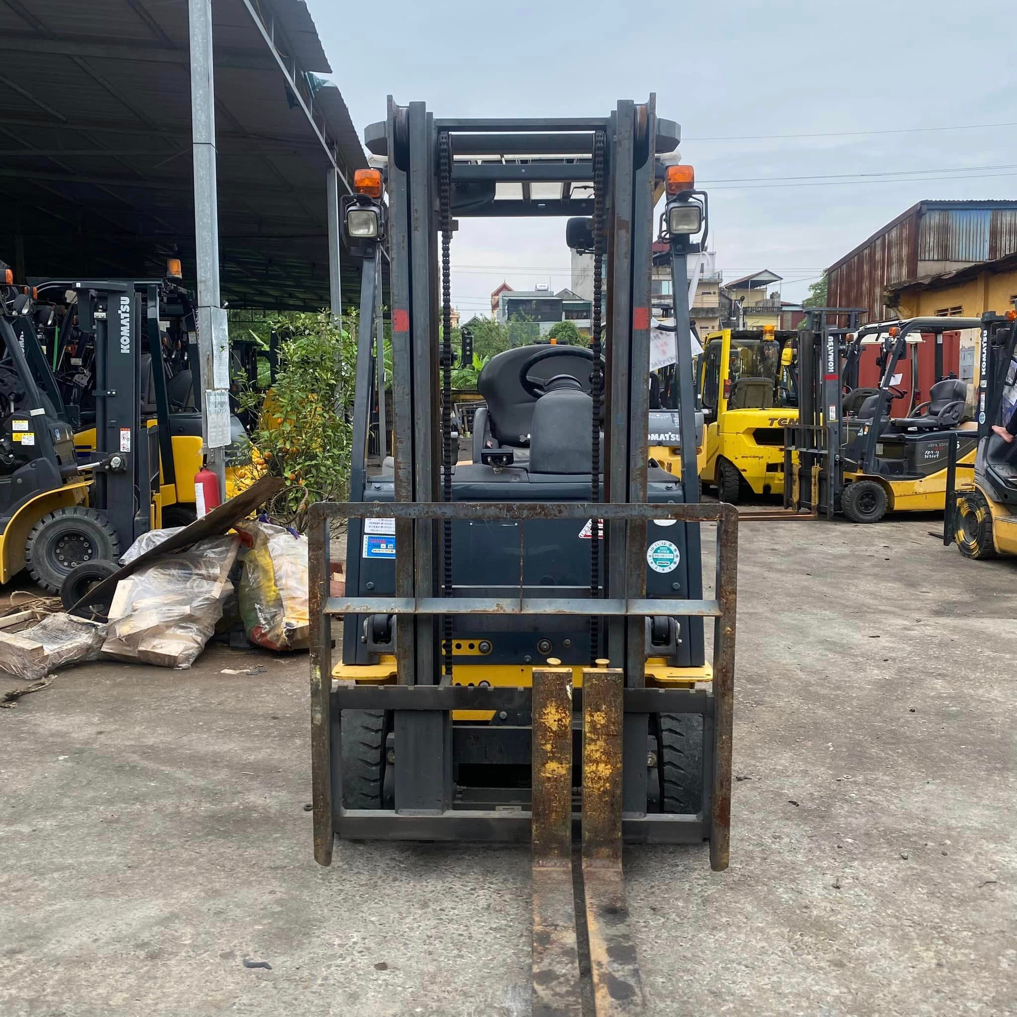 Hình ảnh phía trước xe nâng điện cũ Komatsu 2013