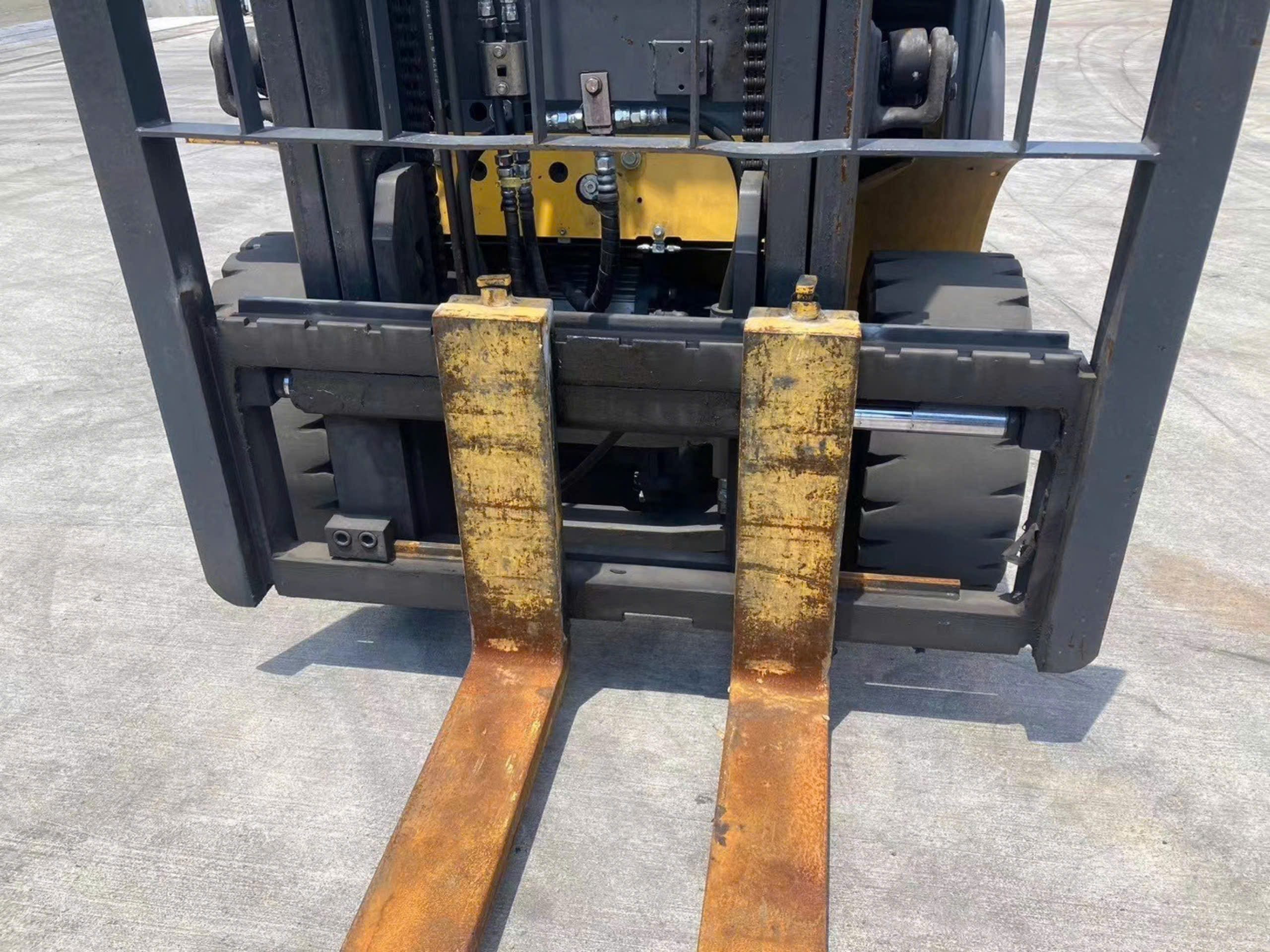 Chi tiết càng phía trước Xe nâng điện cũ Komatsu 2500kg