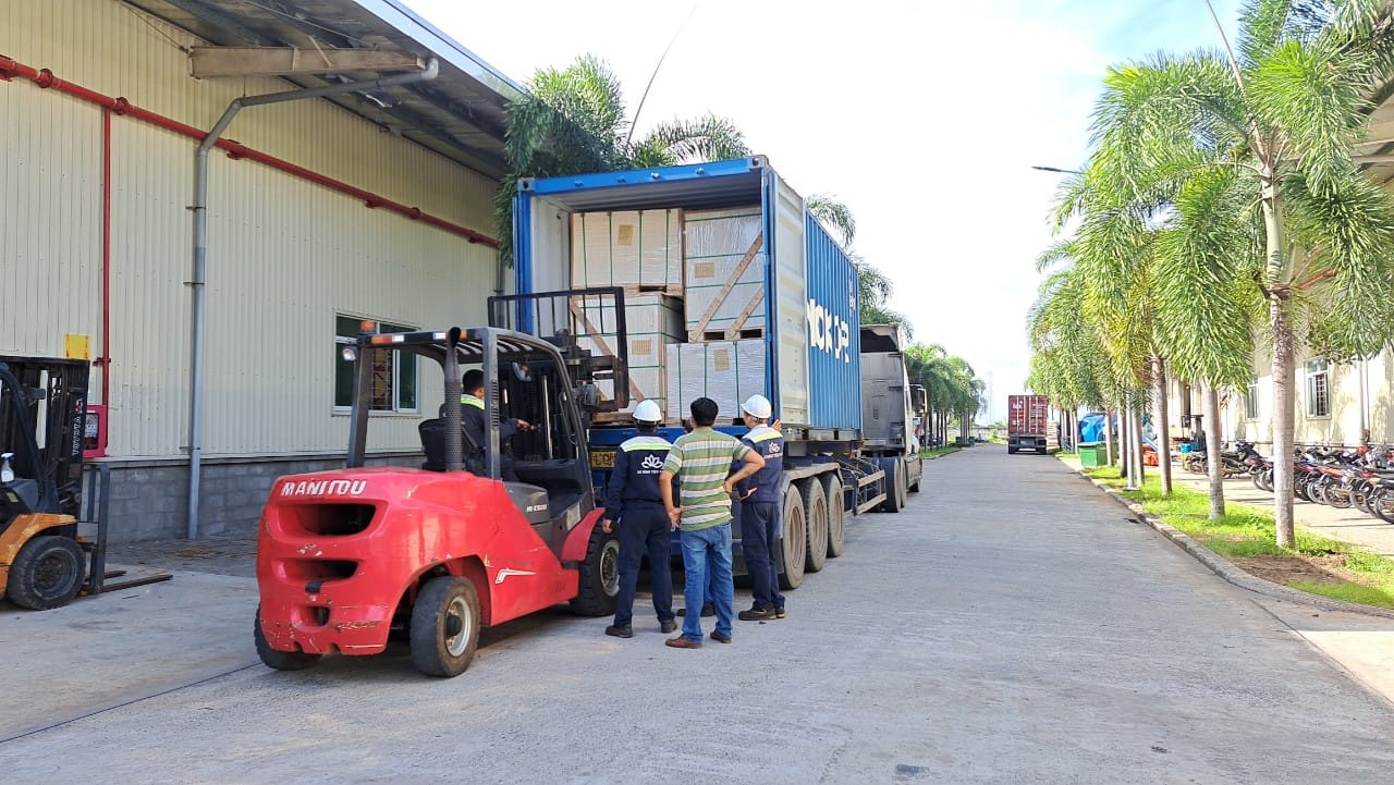Lựa chọn xe nâng rút container uy tín