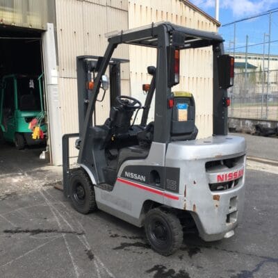 Hình ảnh phía sau xe Nissan máy dầu