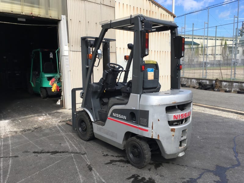Hình ảnh phía sau xe Nissan máy dầu