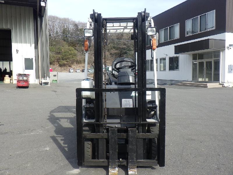 Phía trước xe nâng Unicarriers 1,5 tấn