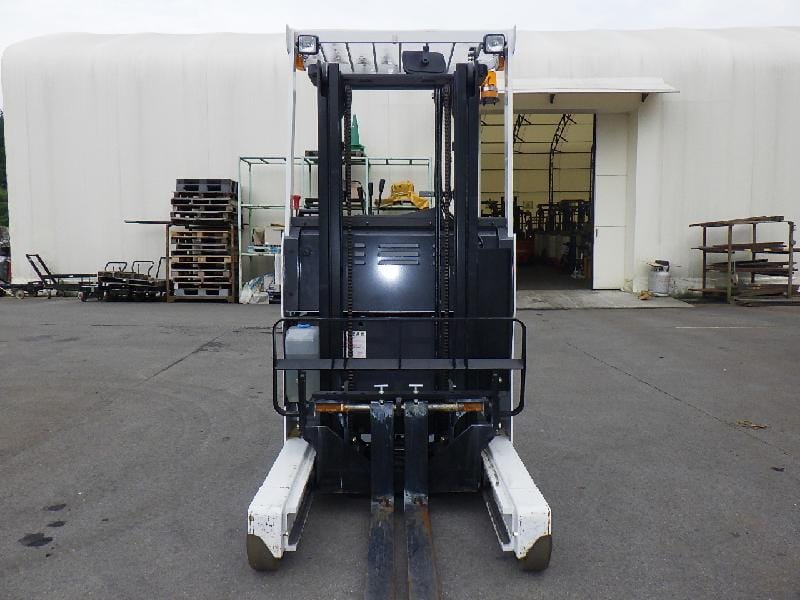Phía trước xe nâng hiệu UNICARRIES