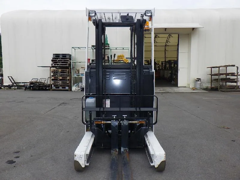 Phía trước xe nâng hiệu UNICARRIES