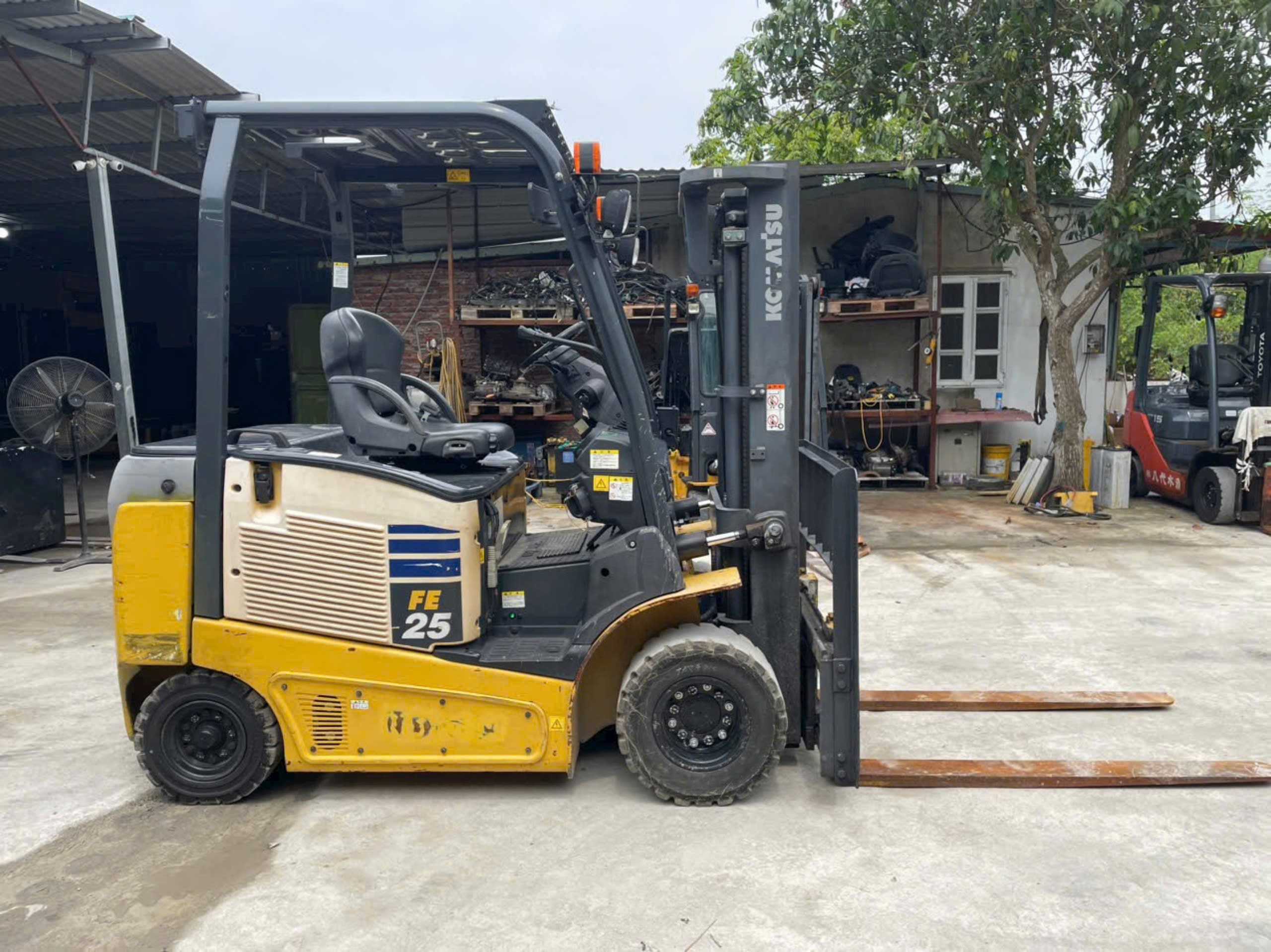 Xe Nhật Bãi - Xe nâng điện cũ 2,5 tấn Komatsu
