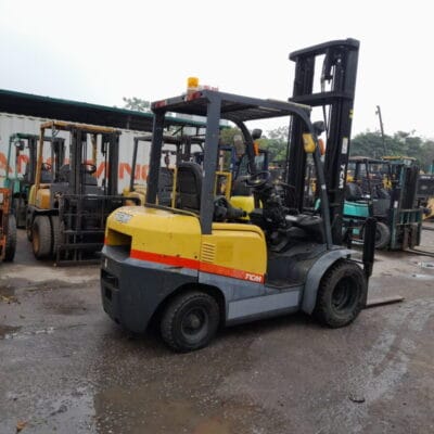 Xe nâng TCM 2.5 tấn FD25C3 số sàn lốp kép gật gù