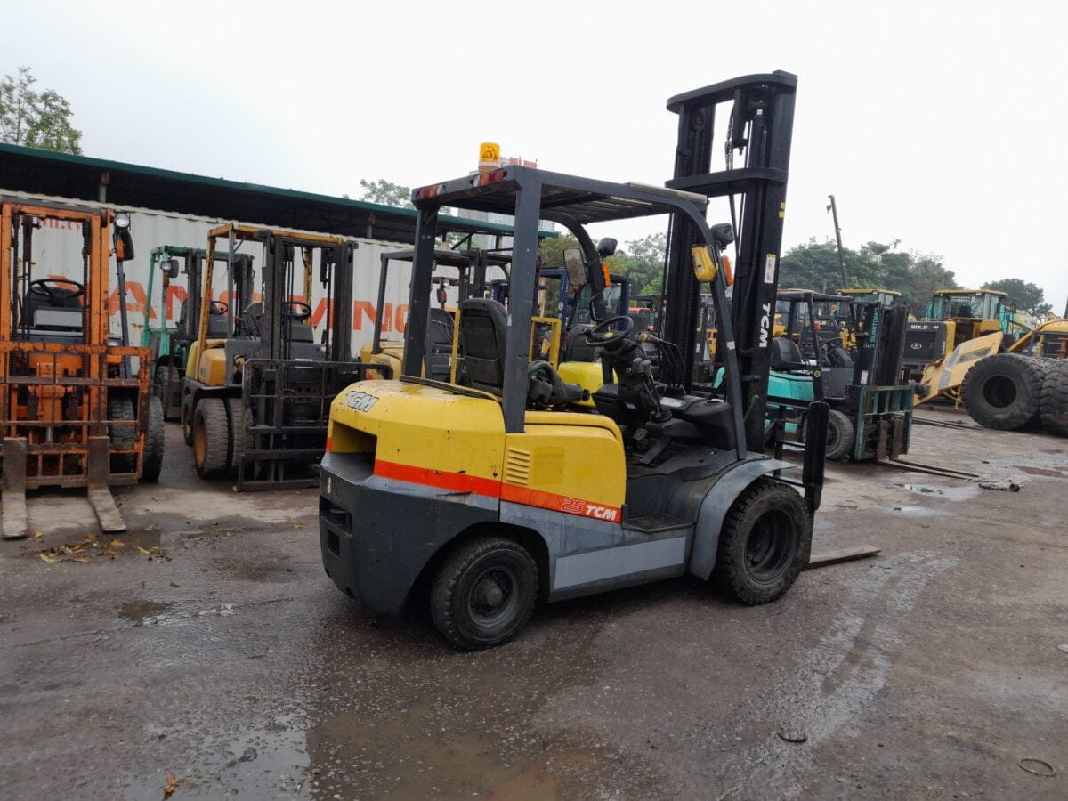 Xe nâng TCM 2.5 tấn FD25C3 số sàn lốp kép gật gù