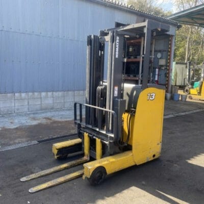 Hình ảnh xe nâng cũ Komatsu đứng lái chui cont
