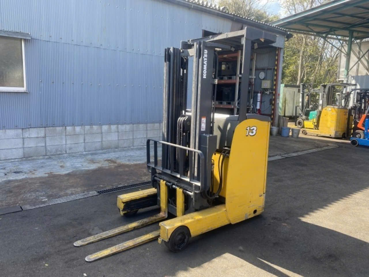 Hình ảnh xe nâng cũ Komatsu đứng lái chui cont