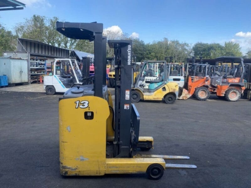Xe nâng điện cũ đứng lái Komatsu chui cont đời 2012