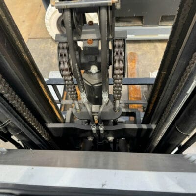 HÌnh ảnh chi tiết phía trước xe nâng điện Nissan