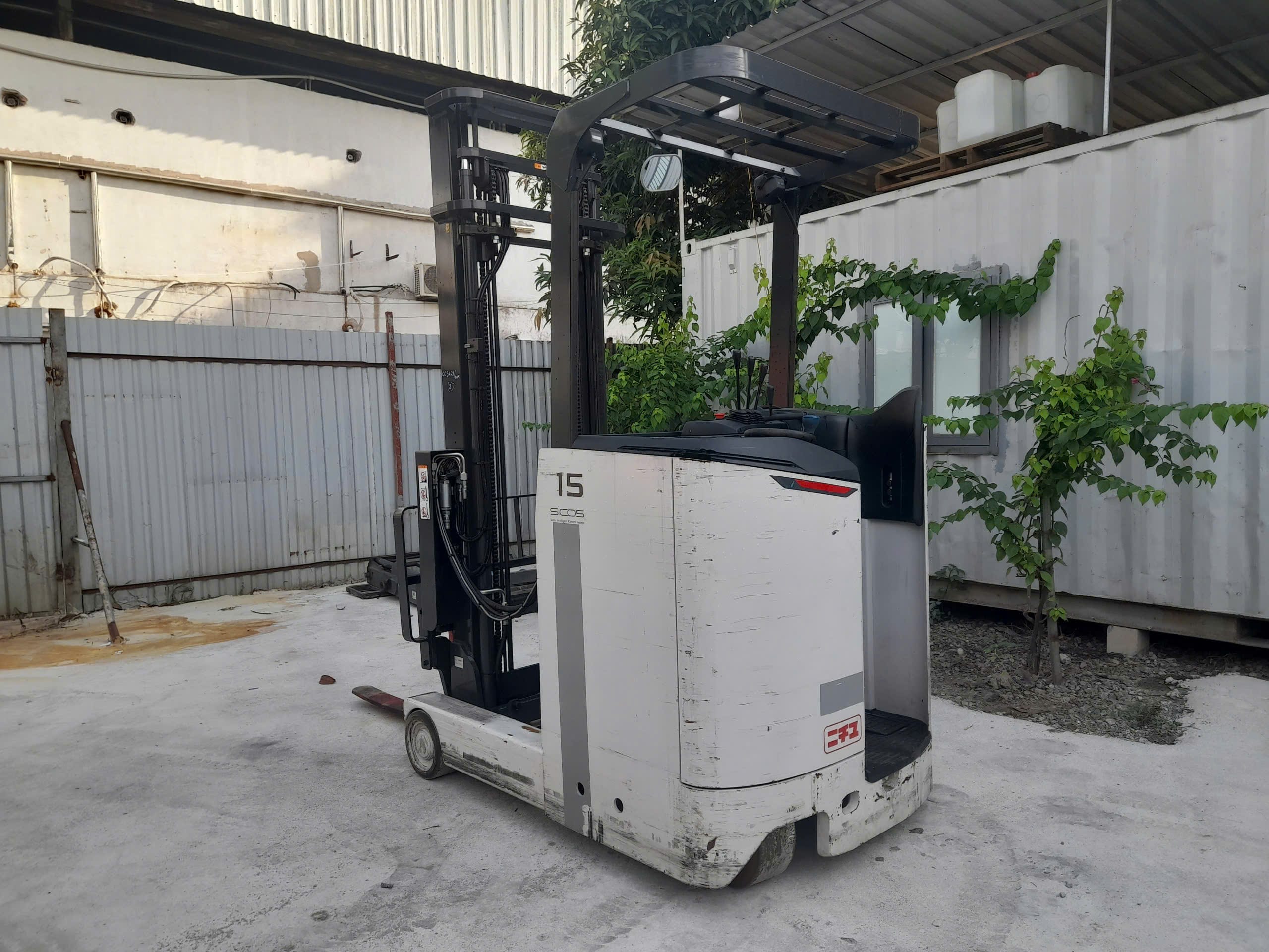 Xe điện hiệu Nichiyu đứng lái Nhật Bãi