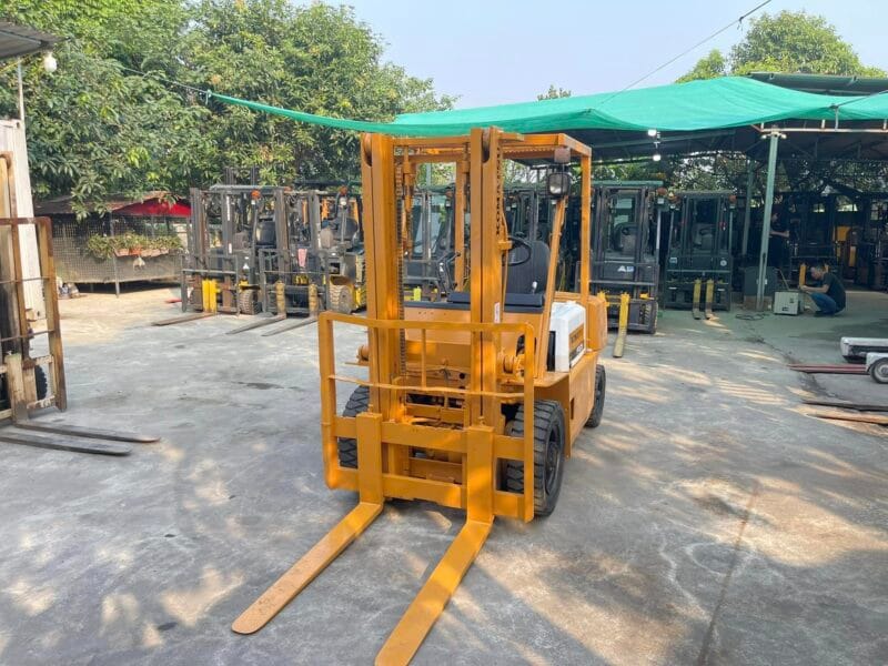 Xe nâng Komatsu FD25 máy dầu 2,5 tấn