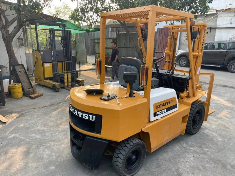Xe nâng Komatsu FD25 máy dầu 2,5 tấn