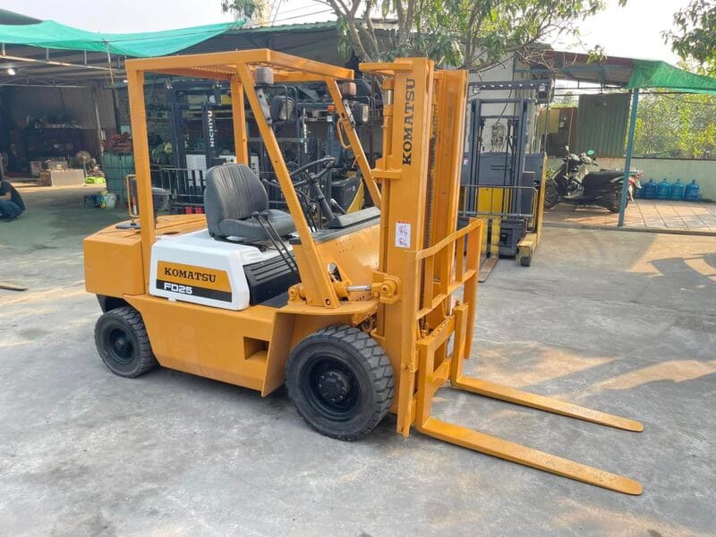 Xe nâng Komatsu FD25 máy dầu 2,5 tấn