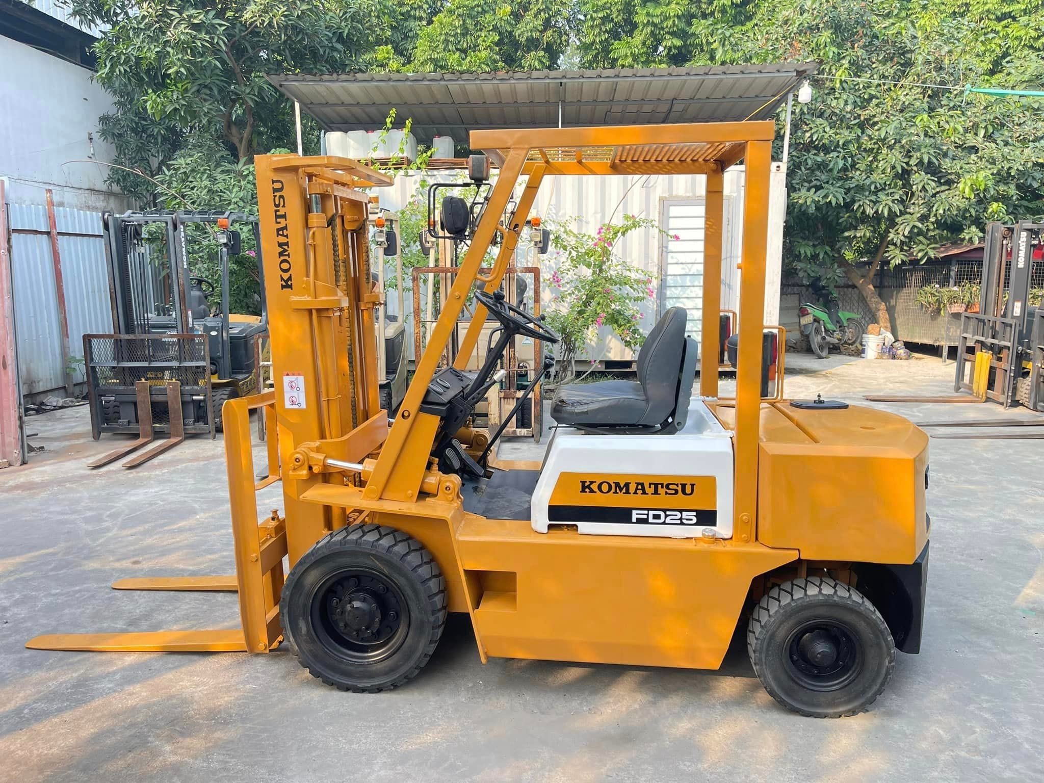 Xe nâng máy dầu Komatsu 2,5 tấn Nhật Bãi