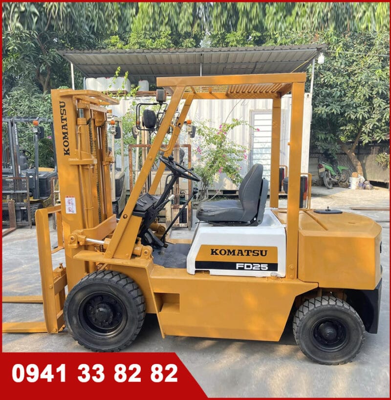 Xe nâng Komatsu FD25 máy dầu 2,5 tấn