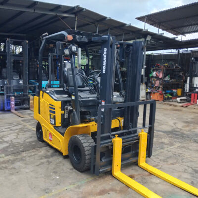 Xe nâng Komatsu FD25 máy dầu 2,5 tấn