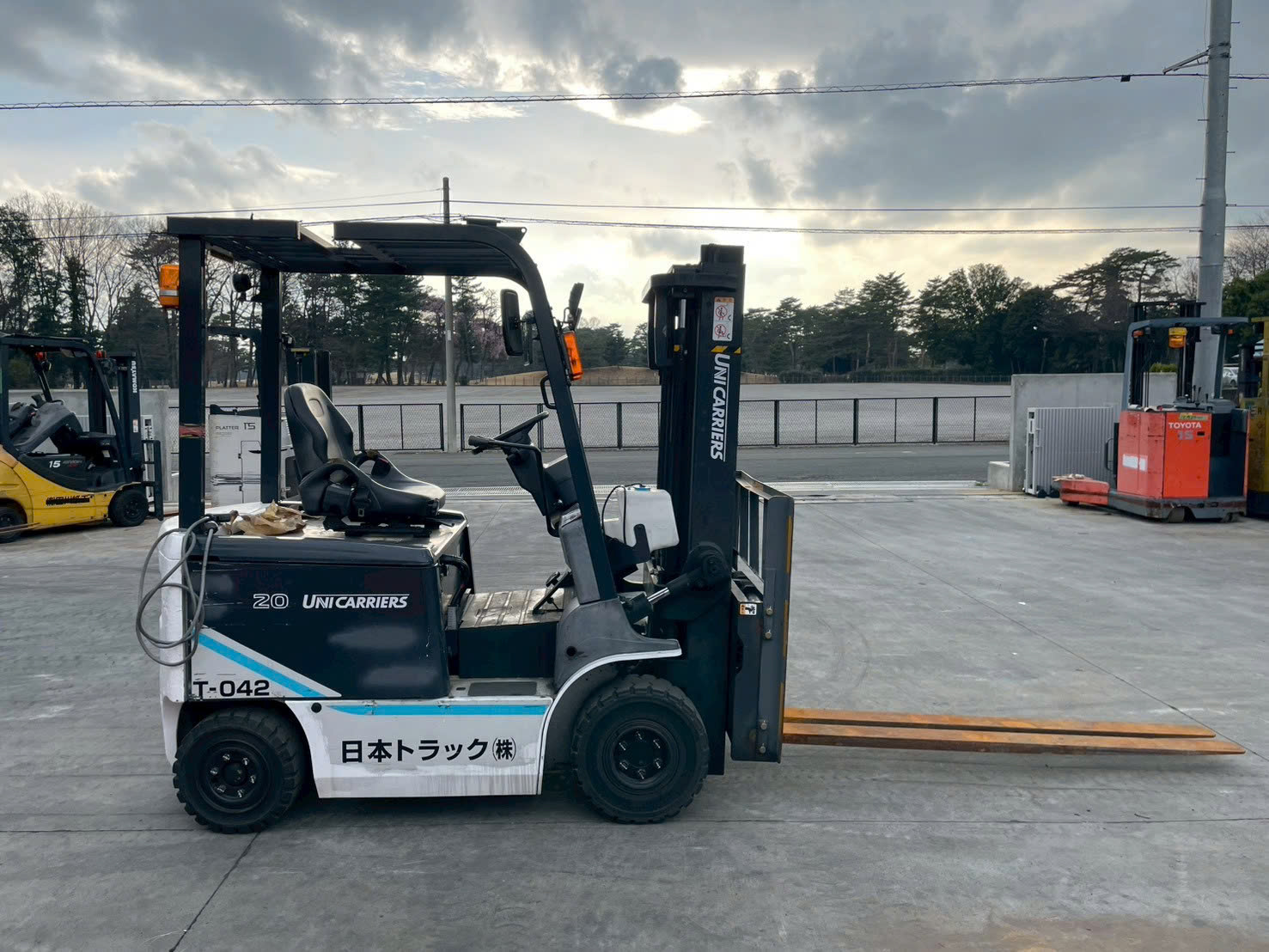 Xe nâng điện UNICARRIERS 2 tấn đời 2019, khung nâng 3m